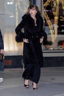 Taylor Swift feet photo thumbnail