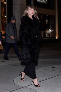 Taylor Swift feet photo thumbnail
