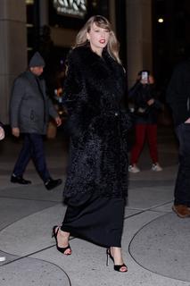 Taylor Swift feet photo thumbnail
