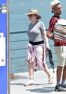 Alyssa Milano feet photo thumbnail