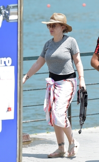 Alyssa Milano feet photo thumbnail