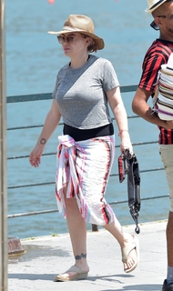 Alyssa Milano feet photo thumbnail