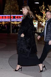Taylor Swift feet photo thumbnail