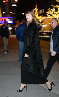 Taylor Swift feet photo thumbnail