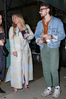 Hilary Duff feet photo thumbnail