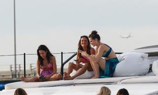 Alessandra Ambrosio feet photo thumbnail