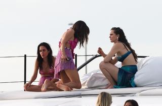 Alessandra Ambrosio feet photo thumbnail