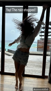 Taapsee Pannu feet photo thumbnail