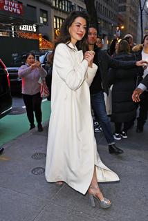 Anne Hathaway feet photo thumbnail