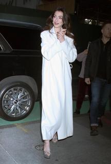 Anne Hathaway feet photo thumbnail