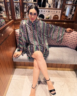 Karisma Kapoor feet photo thumbnail