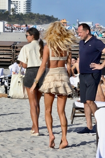 Victoria Silvstedt feet photo thumbnail