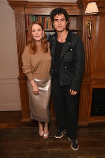 Julianne Moore feet photo thumbnail