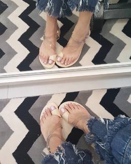 Cláudia Citroni feet photo thumbnail