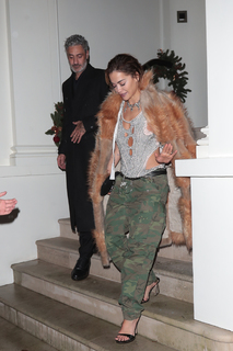 Rita Ora feet photo thumbnail