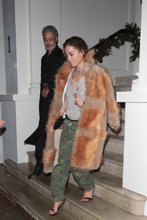Rita Ora feet photo thumbnail