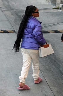 Halle Bailey feet photo thumbnail