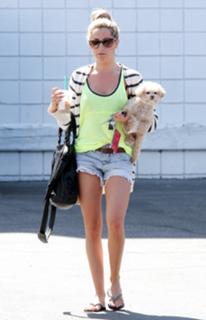 Ashley Tisdale feet photo thumbnail