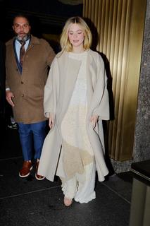 Elle Fanning feet photo thumbnail