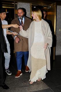 Elle Fanning feet photo thumbnail