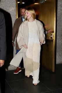 Elle Fanning feet photo thumbnail