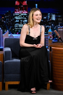 Elle Fanning feet photo thumbnail