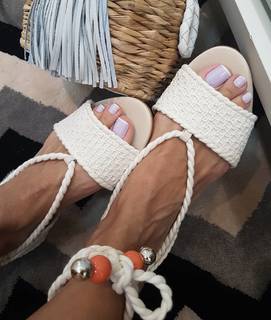 Cláudia Citroni feet photo thumbnail