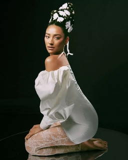 Shay Mitchell feet photo thumbnail
