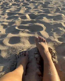 Shay Mitchell feet photo thumbnail