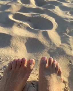 Shay Mitchell feet photo thumbnail