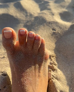 Shay Mitchell feet photo thumbnail