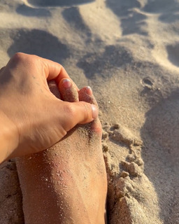 Shay Mitchell feet photo thumbnail