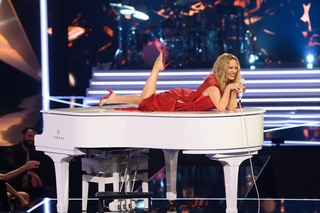 Kylie Minogue feet photo thumbnail
