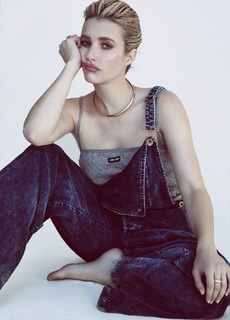 Emma Roberts feet photo thumbnail