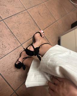 Ludovica Frasca feet photo thumbnail