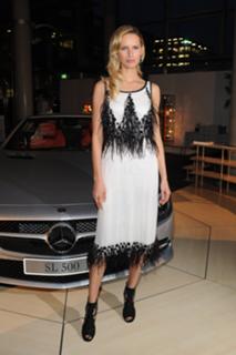 Karolina Kurkova feet photo thumbnail