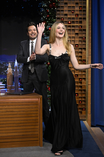 Elle Fanning feet photo thumbnail
