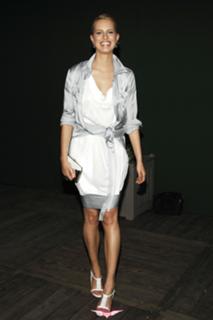 Karolina Kurkova feet photo thumbnail