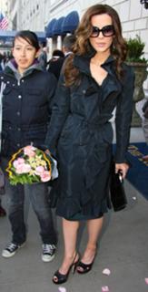 Kate Beckinsale feet photo thumbnail