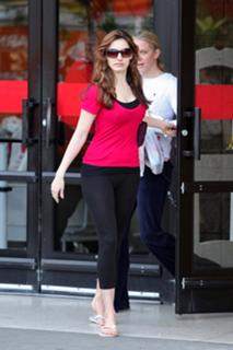 Kelly Brook feet photo thumbnail