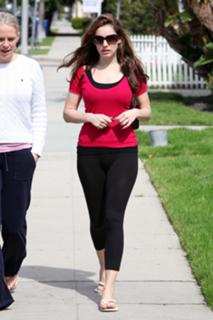 Kelly Brook feet photo thumbnail