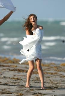 Kelly Brook feet photo thumbnail