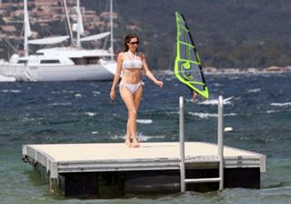 Kelly Brook feet photo thumbnail