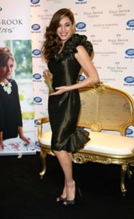 Kelly Brook feet photo thumbnail