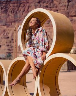 Kino MacGregor feet photo thumbnail