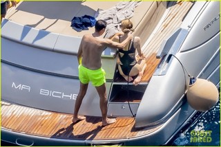 Paris Hilton feet photo thumbnail