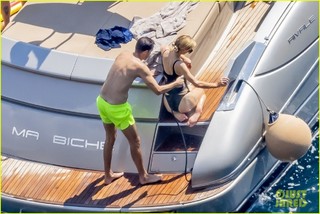 Paris Hilton feet photo thumbnail