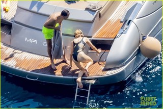 Paris Hilton feet photo thumbnail
