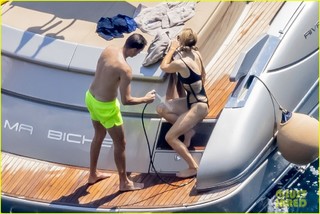 Paris Hilton feet photo thumbnail