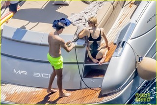 Paris Hilton feet photo thumbnail